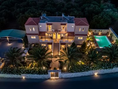 Villa Evie’s-4 Apt’s -6 Bdr- Free Heated pool-BBQ