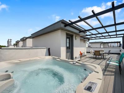 Welcoming Townhome Retread with Rooftop Hot Tub