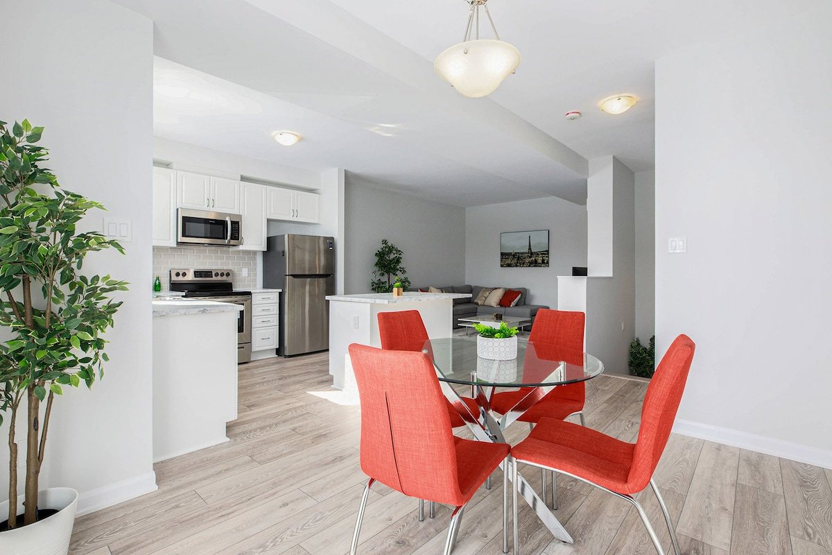 Elegant New & Quiet Home w/ Free WiFi & Parking gallery image 4