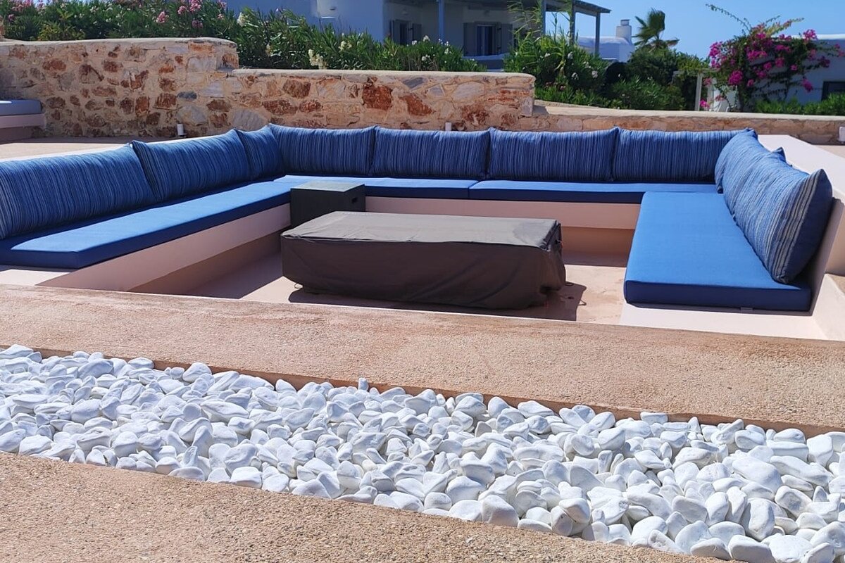 À Paros, fantastique villa les pieds dans l’eau gallery image 3