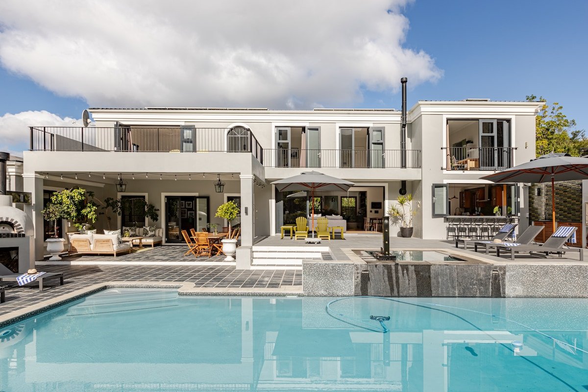 Luxury 5-Bedroom Villa in Upper Constantia gallery image 5
