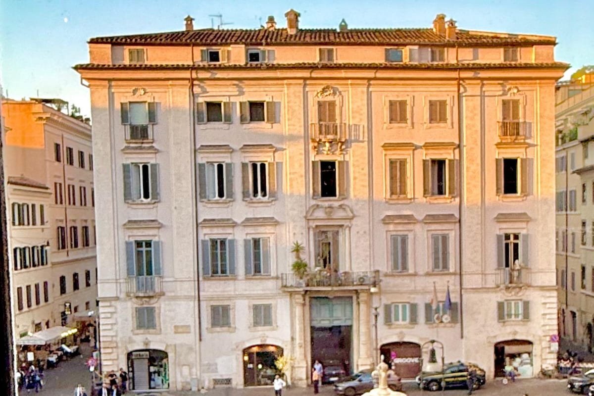 The great beauty of Piazza Farnese gallery image 2