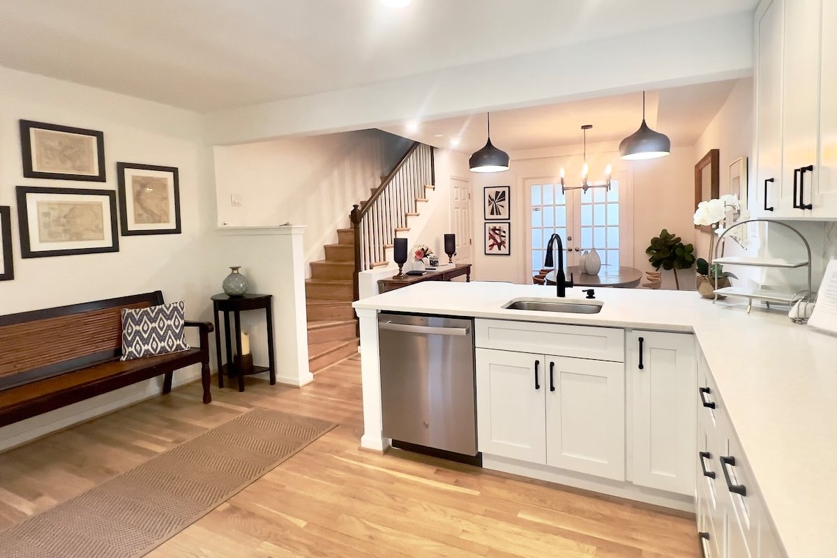 Waterfront Townhouse Wharf’s Location + Parking! gallery image 4