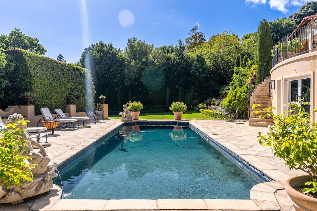 4-bedroom Provençal style villa in Bishopscourt gallery image 3