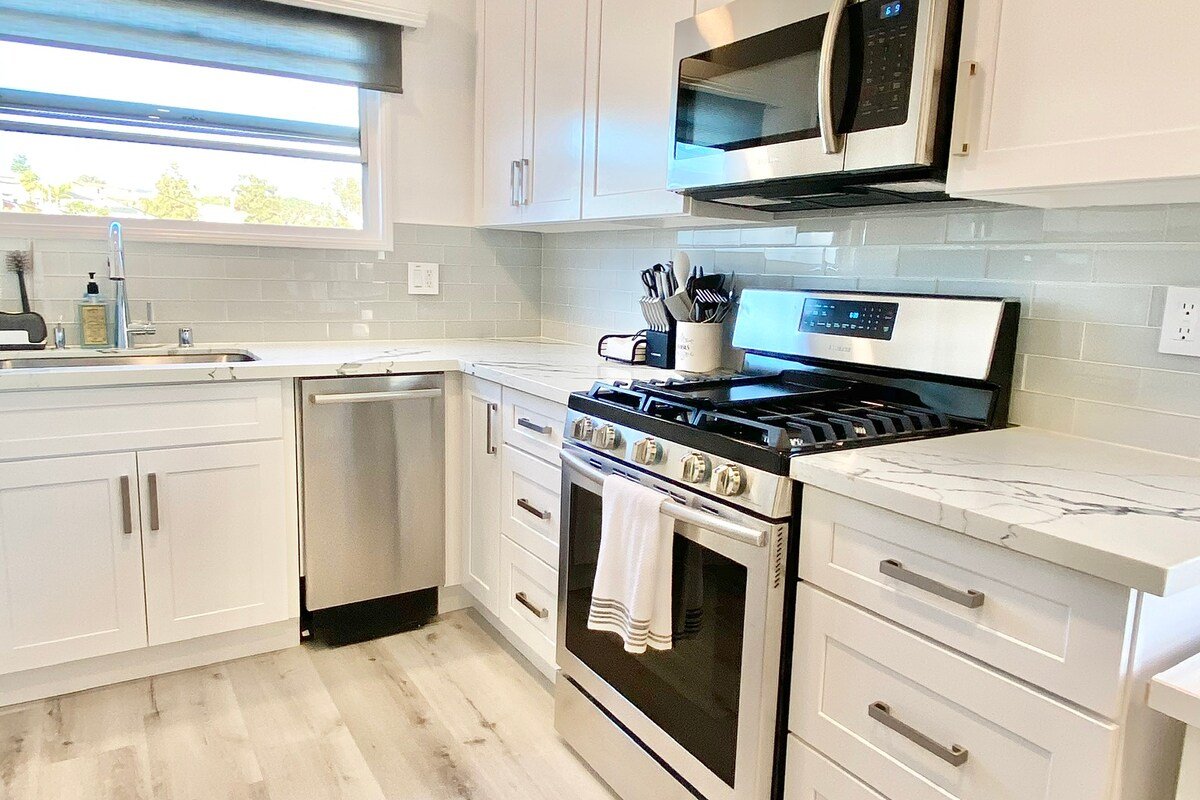 Beautiful Beach Retreat w/in 2blks to beach gallery image 4