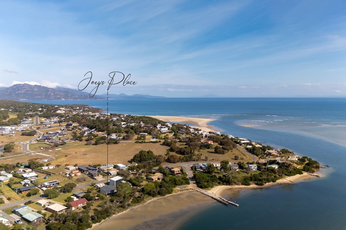 Joeys Place -Waterfront family home @ Freycinet! gallery image 4