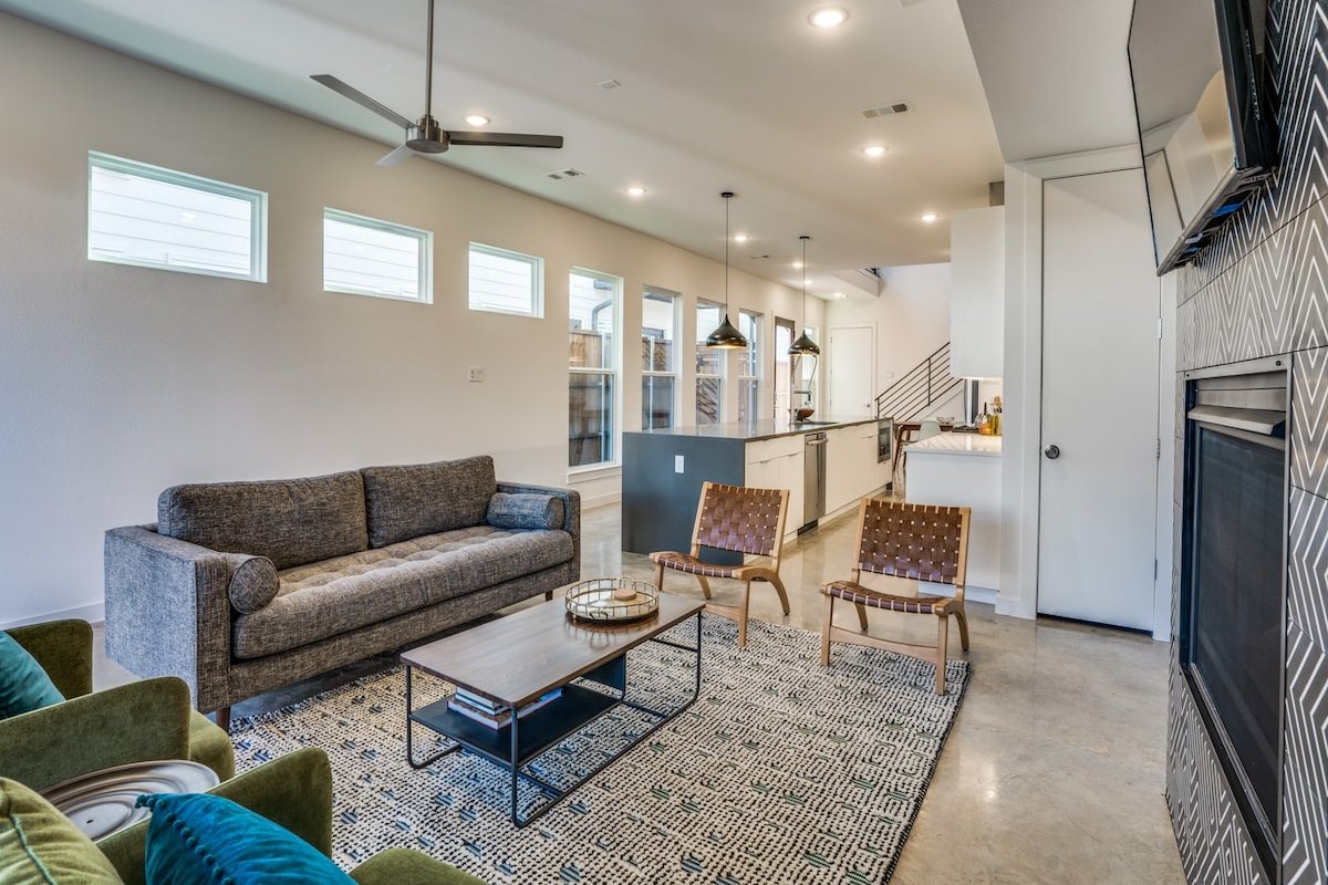 Pool, 4 bedroom luxury home in the heart of Dallas gallery image 5