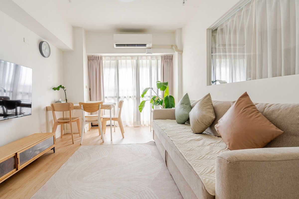 Modern 3BR Daan Park | Elevator & Family-Friendly gallery image 2