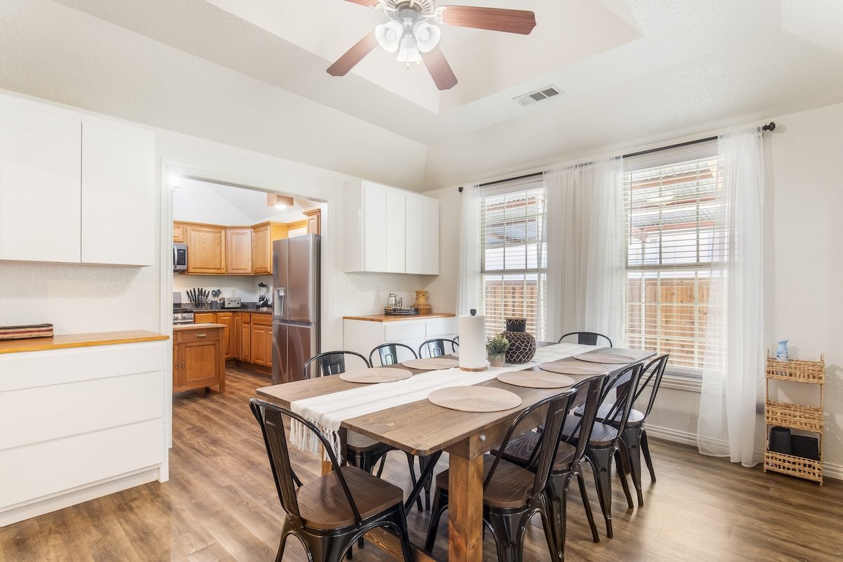 XL Home Sleeps 14,Dog Park,Pool Table,Fire Pit,FUN gallery image 4