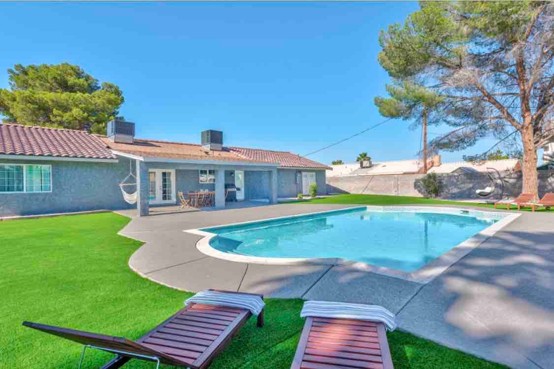 Huge stylish high end villa 5BR big backyard! gallery image 2