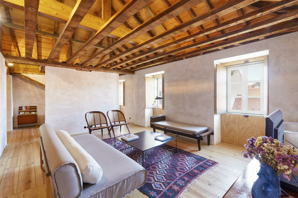 Under a Wooden Sky – Design Apt at Lisbon Downtown