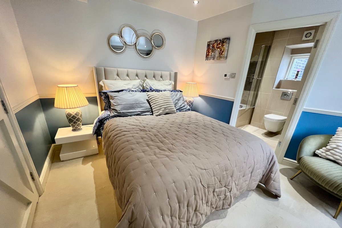 Gorgeous Mews House With Spacious Roof terrace gallery image 5