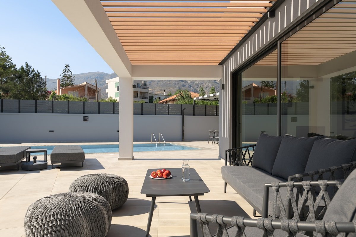 Monti Luxury Villa, with Heated Pool & Hot Tub gallery image 3