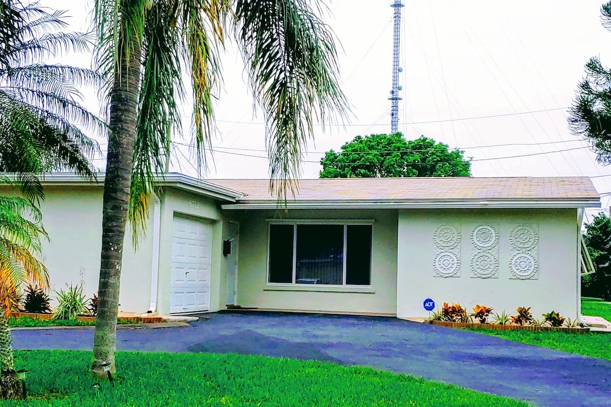 Amazing 5 Bedroom Pool Home 28 day+Great Location! gallery image 3