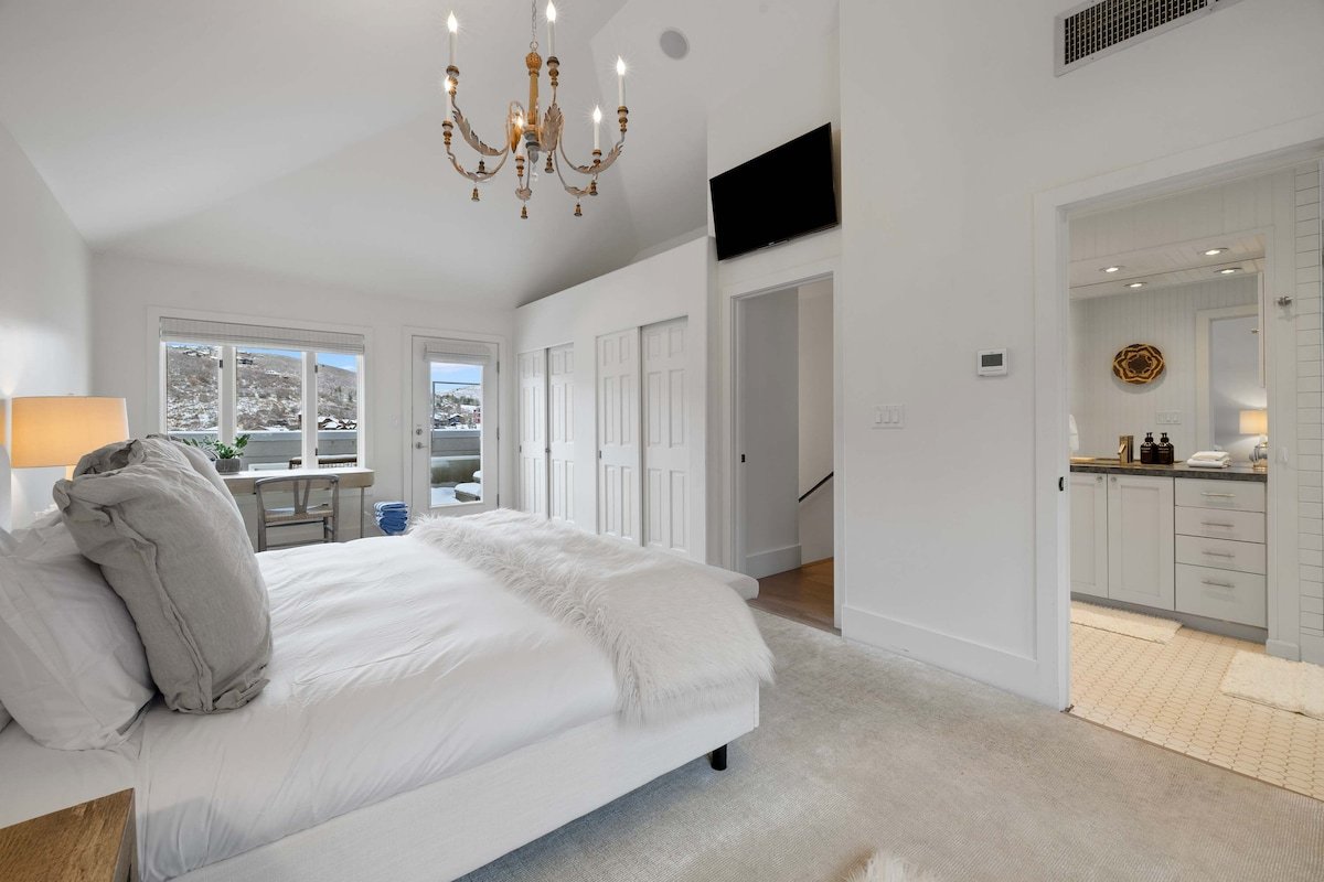 Chic Park City Retreat with Hot Tub Near Town Lift gallery image 2