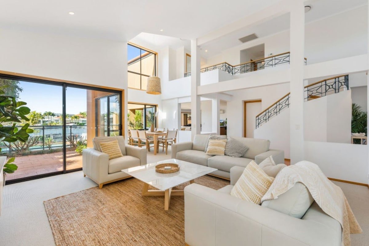 The Waterfront – 4-bedroom waterfront home + pool gallery image 3