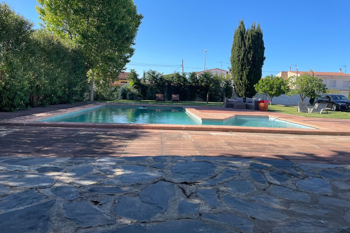 Large exclusive house with private garden and pool gallery image 4