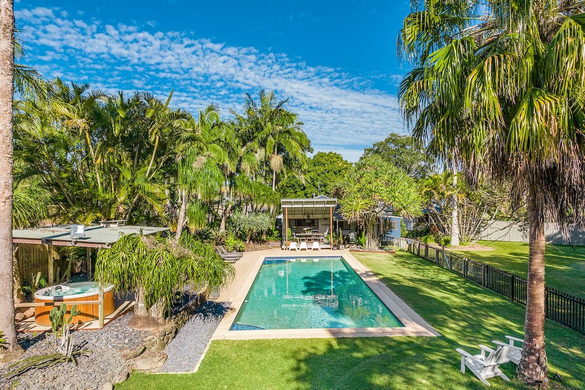 me and john. 5 bedrooms with pool and spa gallery image 2