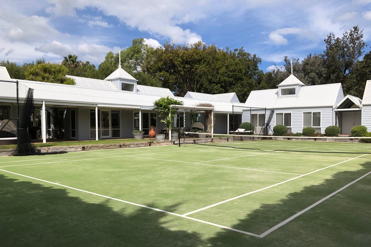 Pavilion House – Tennis court, Pizza oven