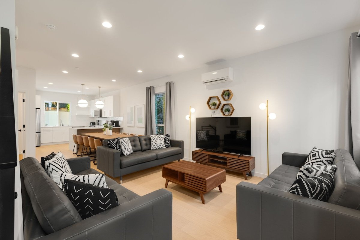 Walk to CapHill 4B2.5B Sleeps 12 w/Rooftop deck gallery image 3