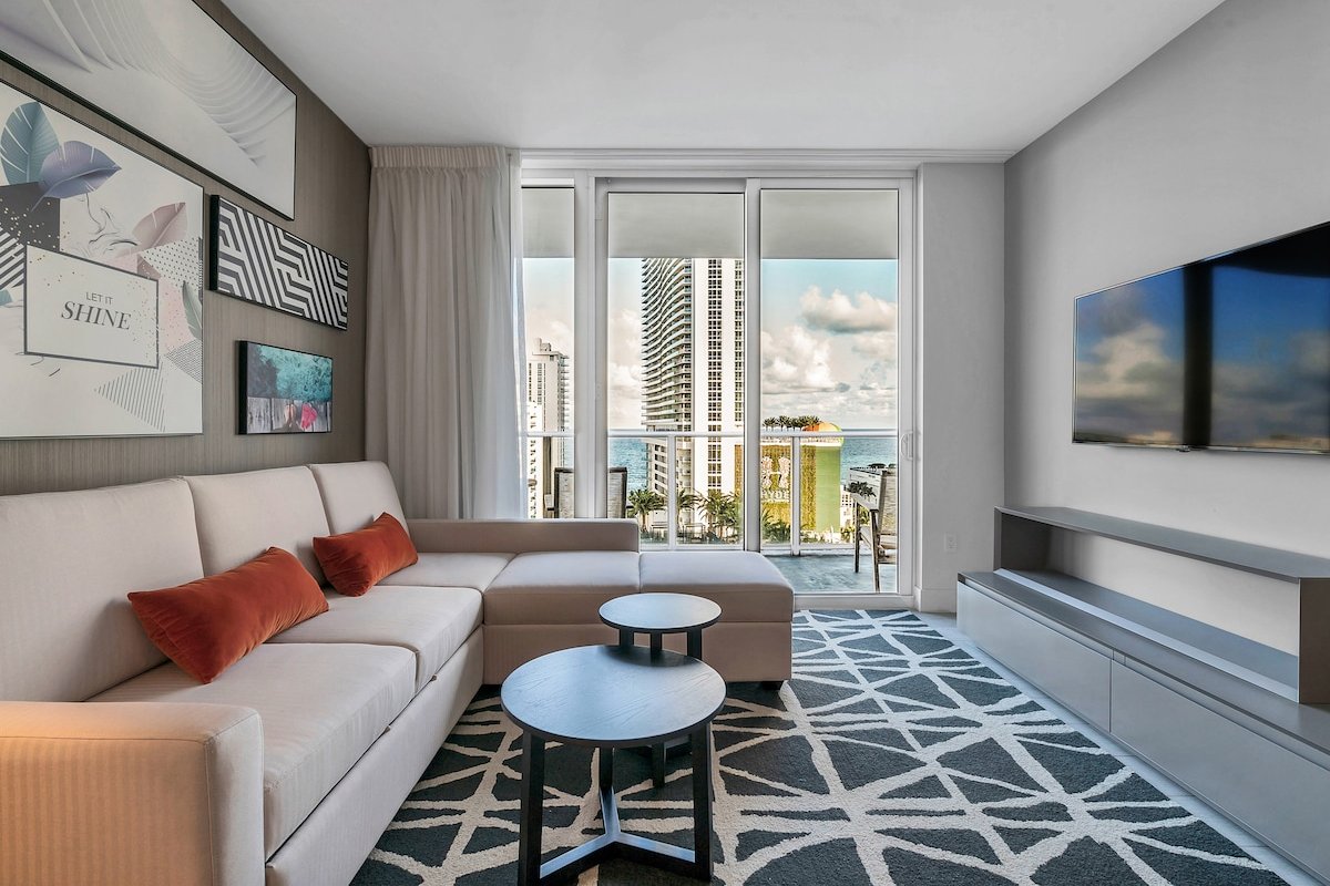 2br Retreat in Hollywood w/ Captivating Views gallery image 5