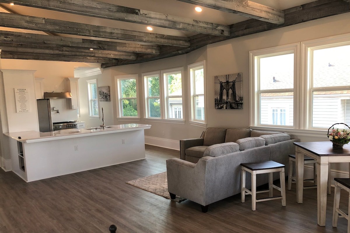 Penthouse Walking Distance to St Charles streetcar gallery image 2