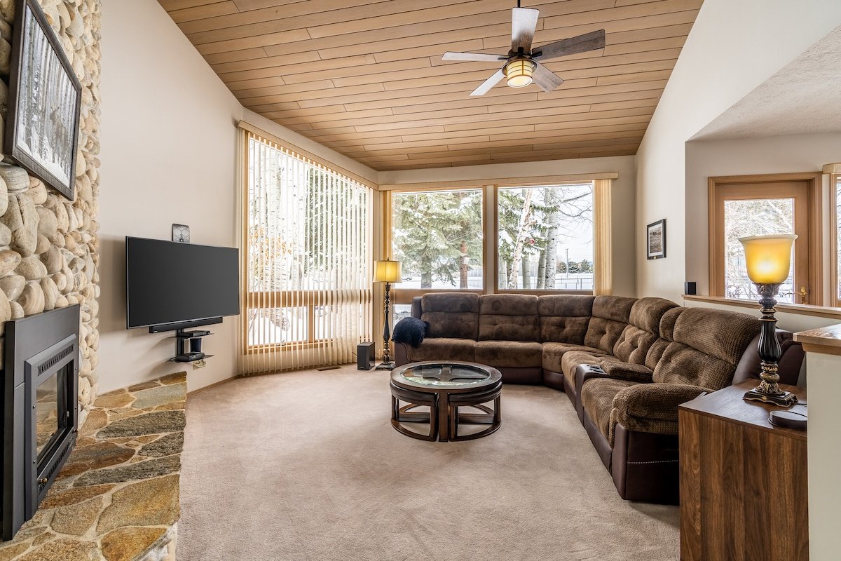 Aspen Brook – Immaculate home with mountain views. gallery image 3