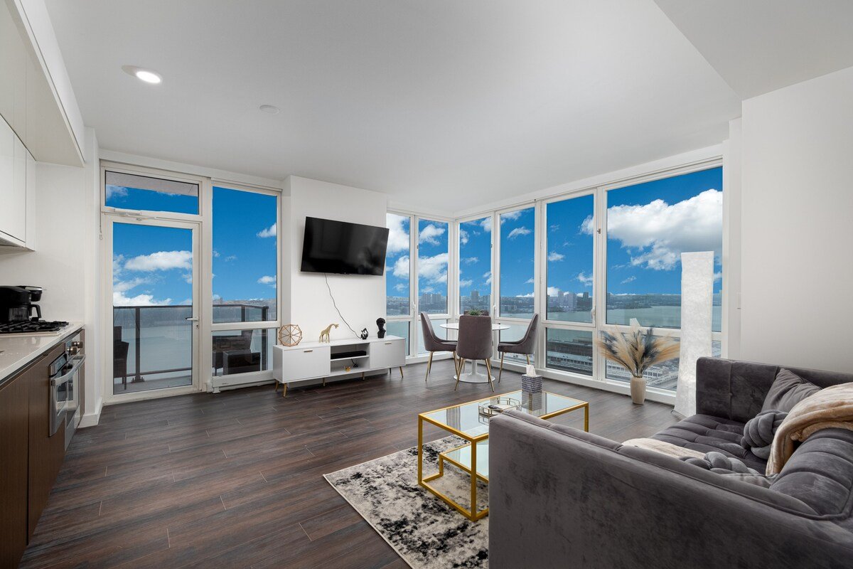 Lavishly styled 2 bedroom High-Rise Apartment gallery image 2