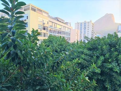 Apto confortável c/garagem/2 quadras praia/Seg.24h