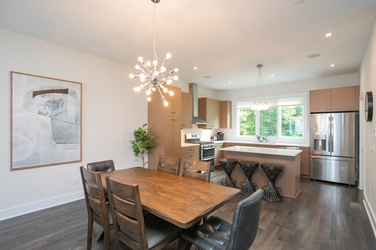 2 NEW homes! Sleeps 22! 5 minutes to Broadway & DT gallery image 3