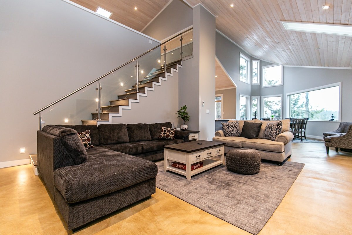 Water Front Home with Private Dock and Hottub gallery image 2