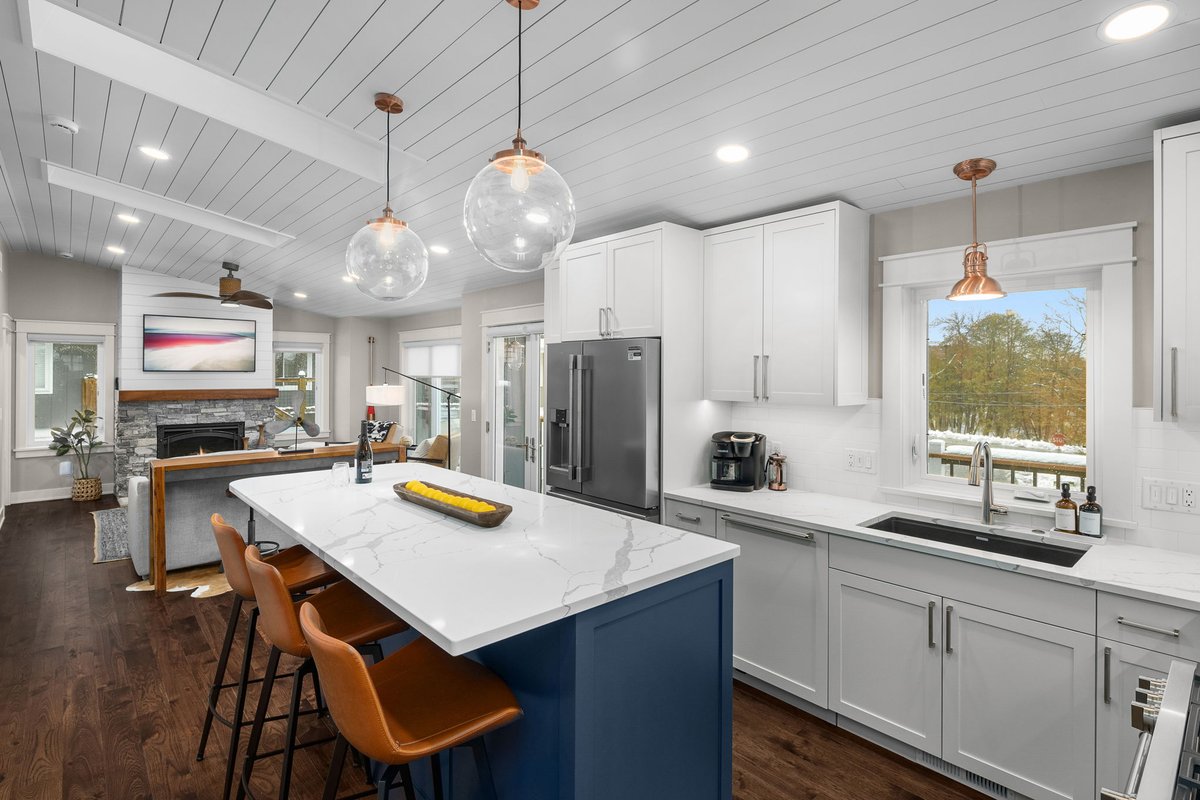 Luxury Getaway | Walk to lake & downtown Dogs Ok