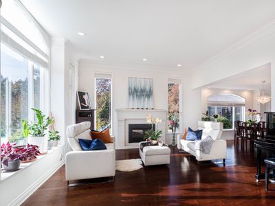 温哥华西区的豪华别墅，附有按摩浴缸钢琴，接近机场downtown