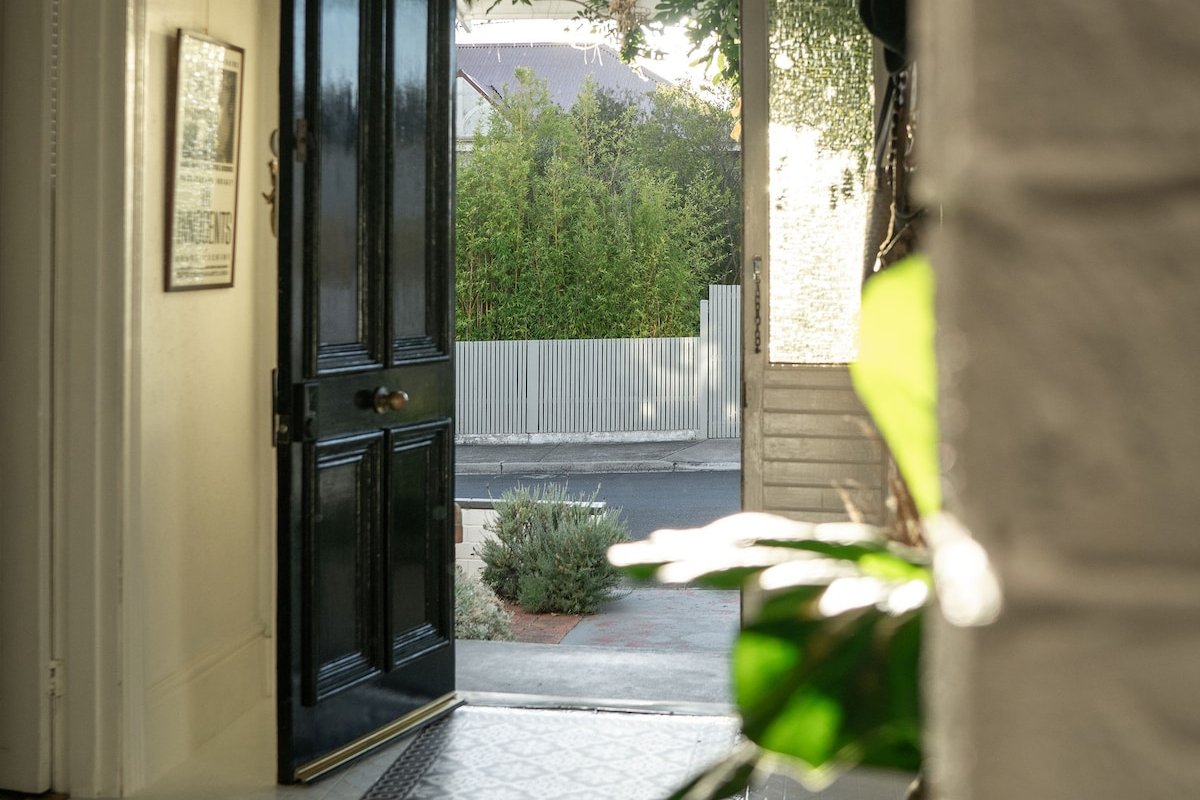 Luxury, styled townhouse 300m from city centre gallery image 4