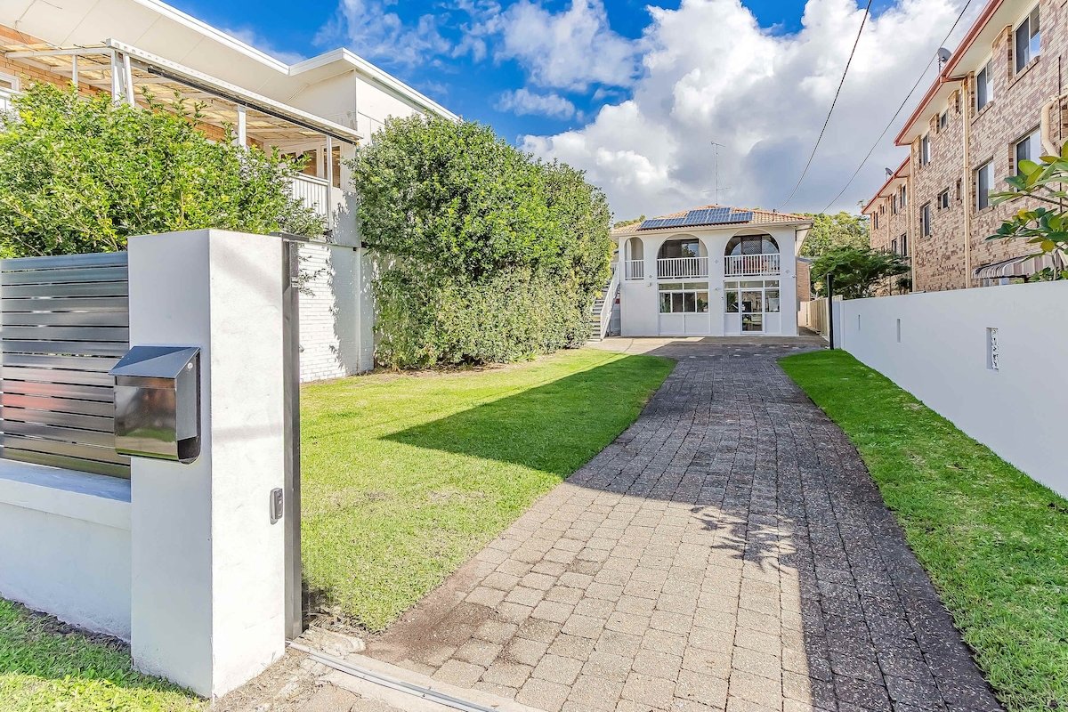 Coastal Home Retreat – Spacious, Sleeps 12 gallery image 3