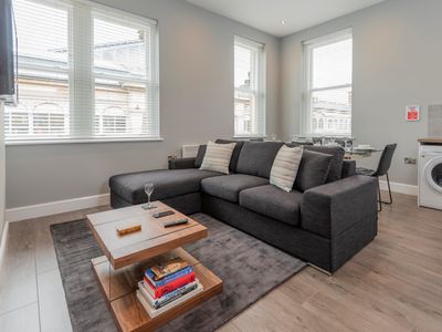 Large 2 Bedroom Serviced Apartment Bolton Town Cen