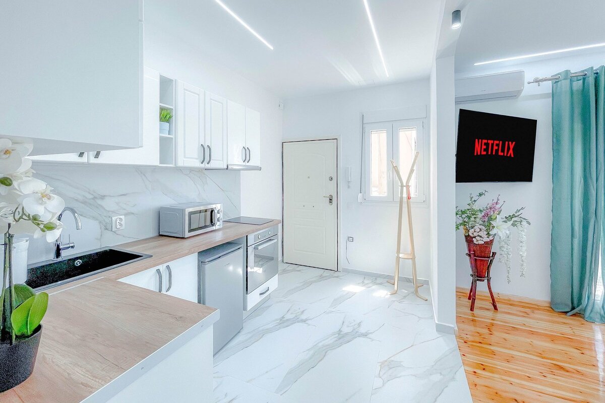 AYA Luxury Home – free public parking gallery image 4