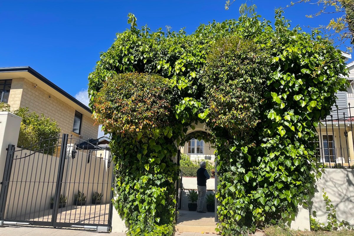 French river-view family house gallery image 3