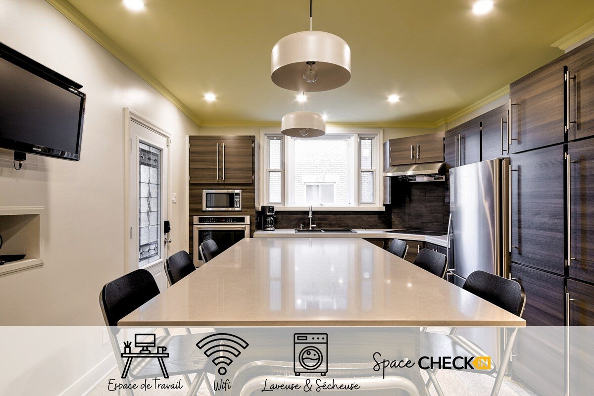 Maison De Couleur | Métro | AC | Stationnement gallery image 4