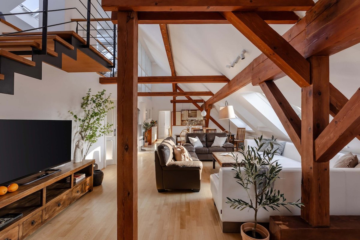 TurnKey | Old Town 5BR Loft Apartment gallery image 5