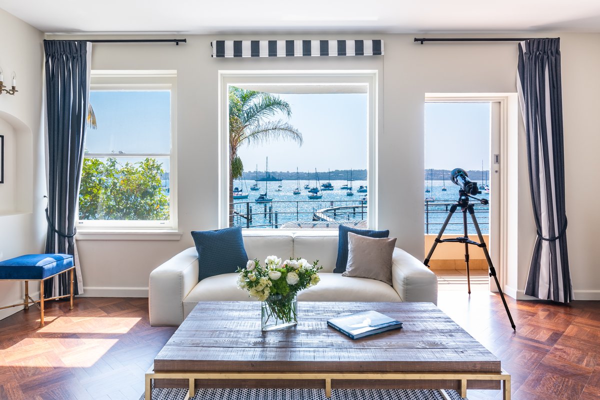 Magnificent Waterfront living with view