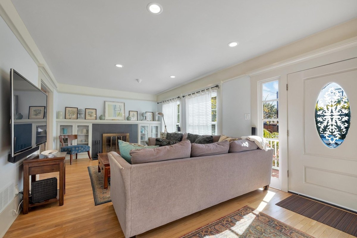 BLUE DOOR COTTAGE BY THE SEA WALK TO BEACH/COAST gallery image 5