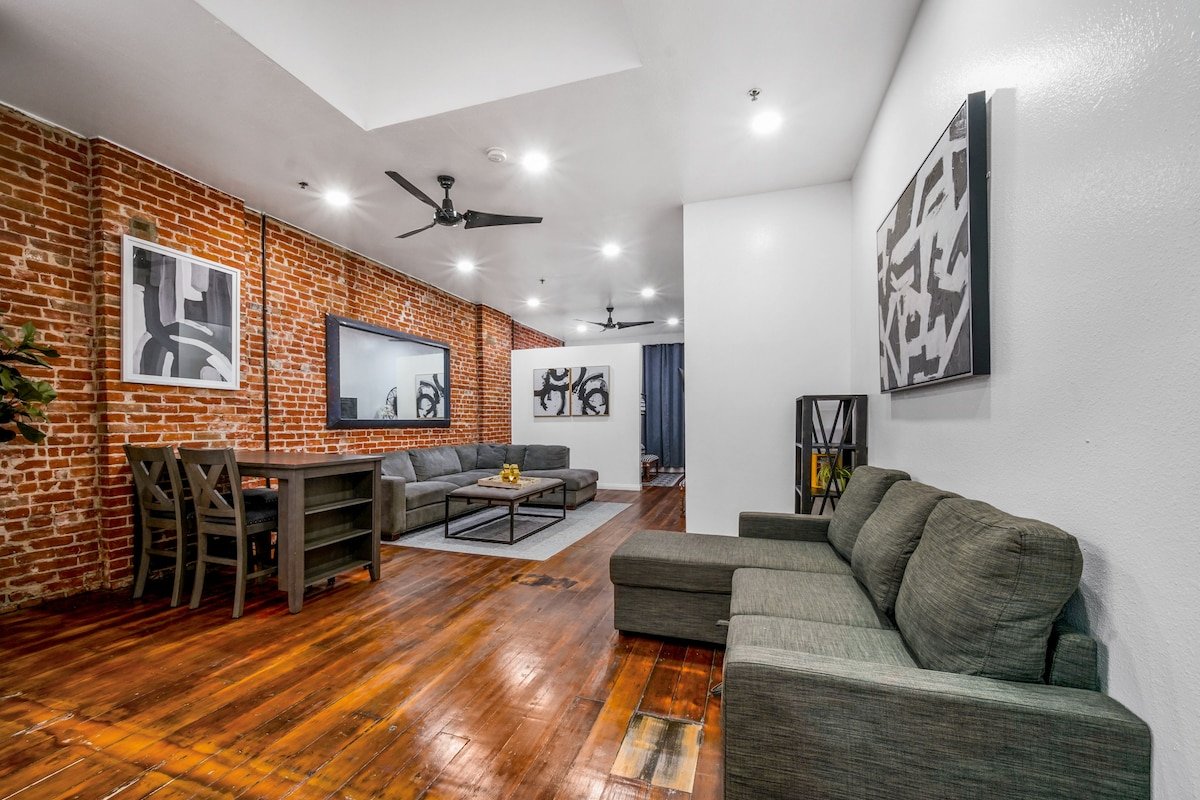 Huge 4 bedroom Great location Gaslamp near Petco gallery image 3