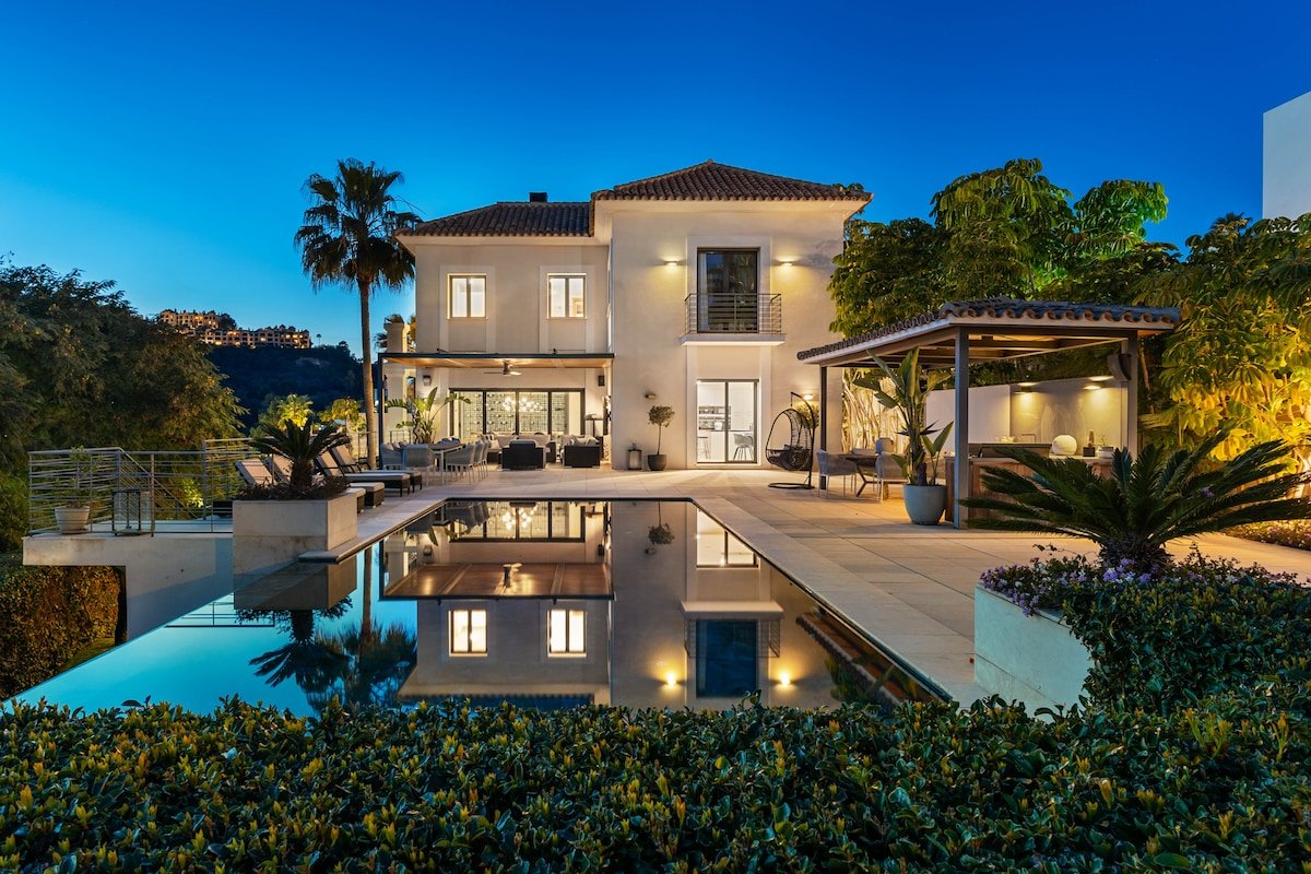 Elegant 6-Bedroom Villa in Marbella with Sea Views