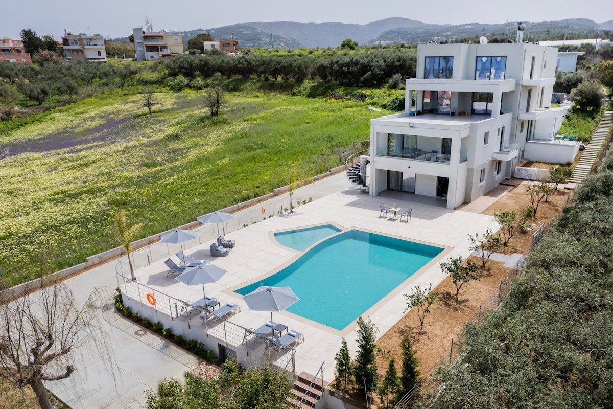 Destino villa, huge pool, Near Rethymno gallery image 3