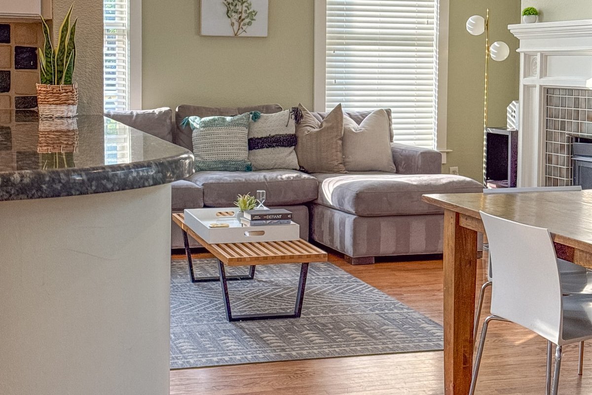 Charming State Thomas Home – Big Groups Welcome! gallery image 5