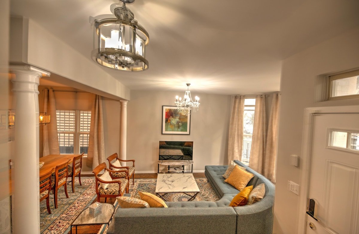 Serene Urban House next to Transit w Garage gallery image 3