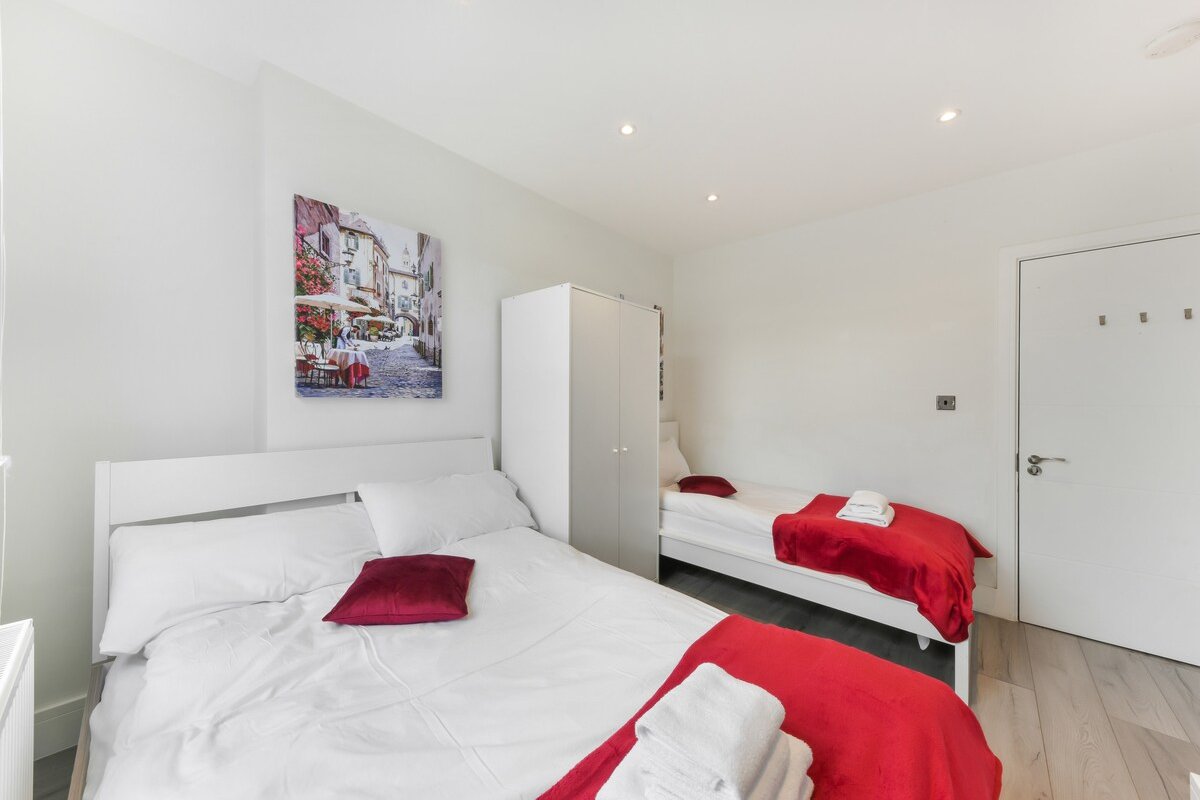 Large 4-Bedroom Stylish Flat In City Centre gallery image 4