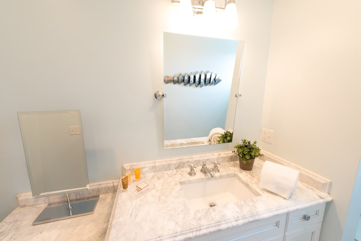 2 Bedrooms w/Loft, Deck & Fireplace on Thames St gallery image 3