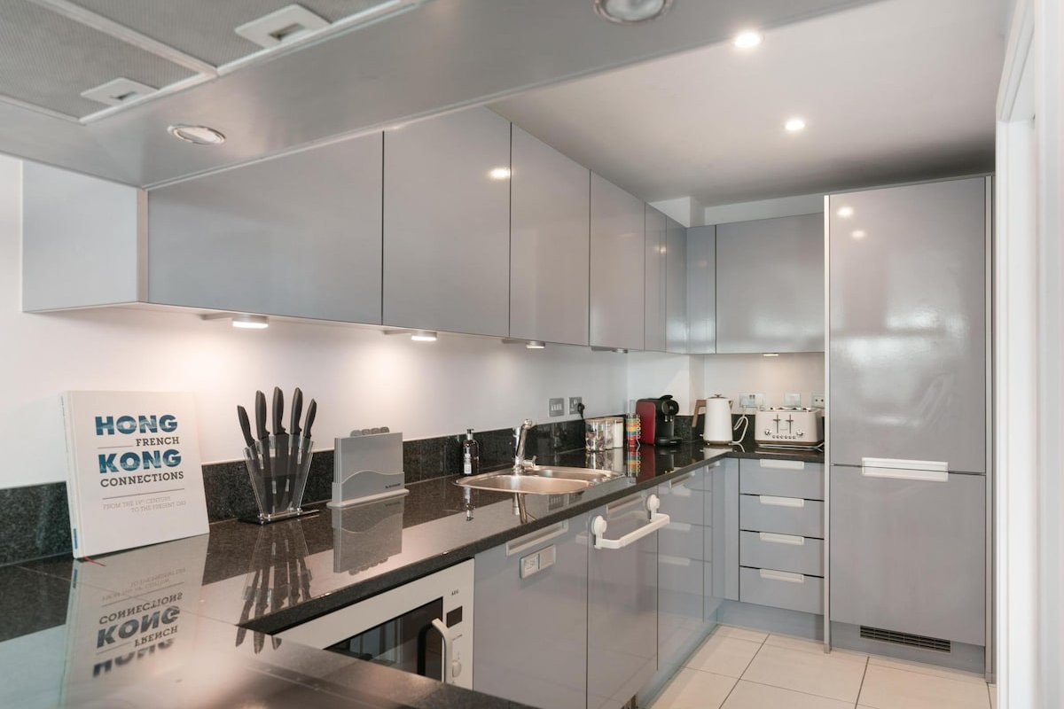 2 bed riverside flat with breath taking views gallery image 3